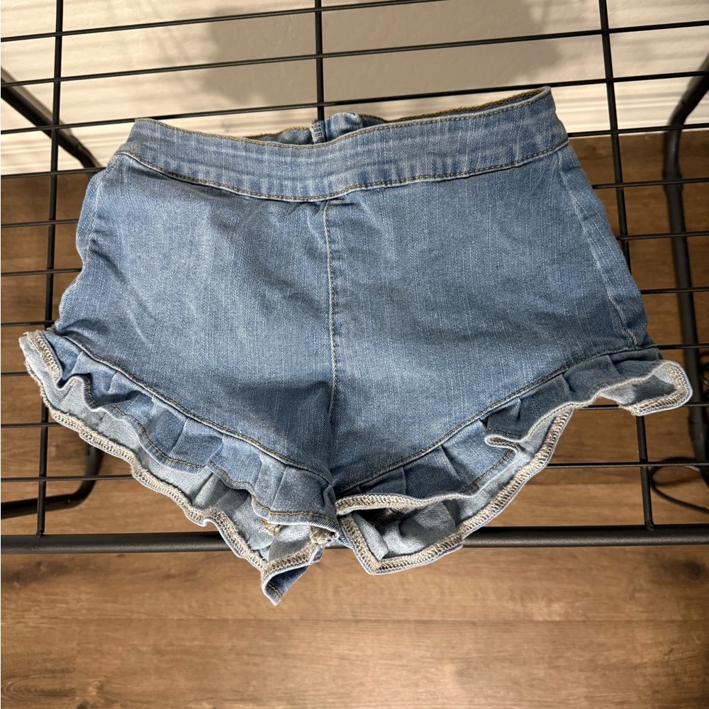 Ruffled denim shorts